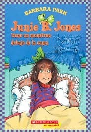 Junie B. Jones tiene un monstruo debajo de la cama (Junie B. Jones Has a Monster Under Her Bed) by Barbara Park: Book Cover